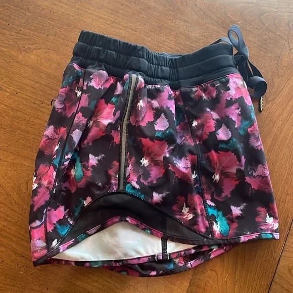 LULULEMON Speed Up Short - size womens 4 - Picture 6 of 13